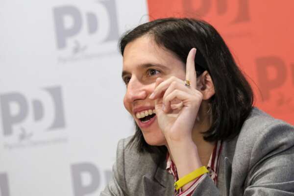 La terapia di Elly alle prese con la dura realtà delle elezioni La terapia di Elly alle prese con la dura realtà delle elezioni