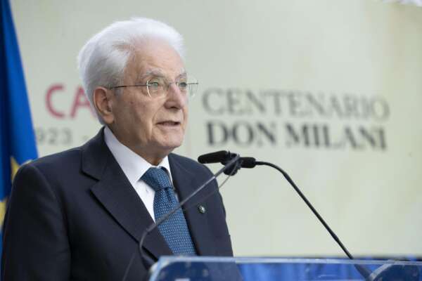Mattarella onora don Milani e il valore del merito nella scuola: “Mai sottrarsi al confronto e mai mettere a tacere qualcuno”. Roccella ringrazia