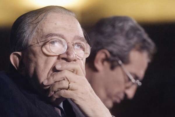 Foto LaPresse Torino/Archivio storicoStorico09/01/2001 RomaGiulio AndreottiGiulio Andreotti (Roma, 14 gennaio 1919 – Roma, 6 maggio 2013) è stato un politico, scrittore e giornalista italiano. È stato tra i principali esponenti della Democrazia Cristiana, protagonista della vita politica italiana per tutta la seconda metà del XX secolo.nella foto: Giulio Andreotti e Sergio D’Antoni nell’organizzazione della "Democrazia Europea" sulle riforme elettoraliPhoto LaPresse Turin/Archives historicalHystory09/01/2001 RomeGiulio Andreottiin the photo: Giulio Andreotti and Sergio D’Antoni