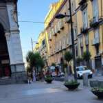 Napoli, agente municipale aggredito da clochard spara sette volte: panico in via Duomo