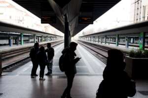Milano, Bovisa: uomo vestito da donna molesta sessualmente un 15enne a bordo di un treno regionale. Arrestato dalla polfer