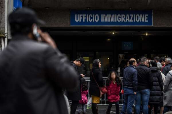 Migranti, Consulta: per piccolo spaccio e contraffazione non si respinge il rinnovo del permesso di soggiorno