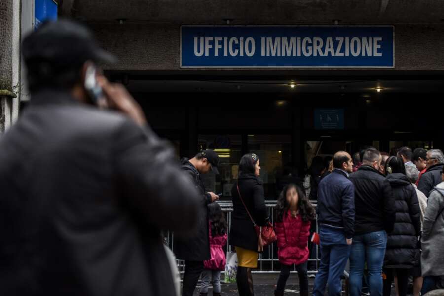 Migranti, Consulta: per piccolo spaccio e contraffazione non si respinge il rinnovo del permesso di soggiorno