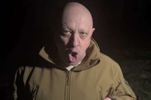 Prigozhin insulta i colonnelli di Putin e lascia Bakhmut: “I miei uomini stanno morendo, voi gatti grassi”