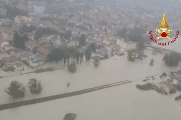 Maltempo Emilia e Marche: inondazioni, scuole chiuse e disagi alla circolazione. Bimbe bloccate in casa salvate con l’elicottero