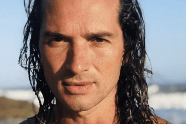 Rio De Janeiro, l’attore Jeff Machado trovato morto in una cassa sepolta in un giardino. Braccia sopra la testa e un filo legato al collo