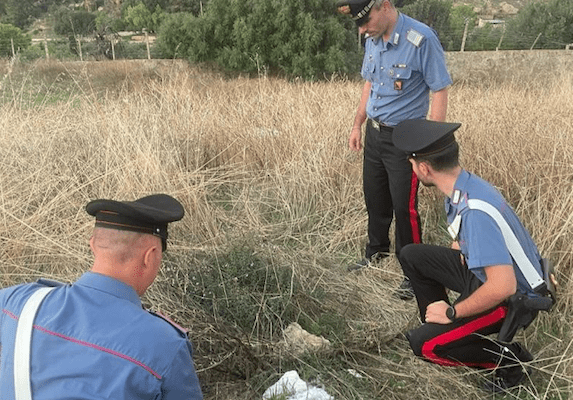 Neonato abbandonato, mamma minorenne (incastrata da Dna) arrestata con fidanzato: gravidanza nascosta a familiari e amici