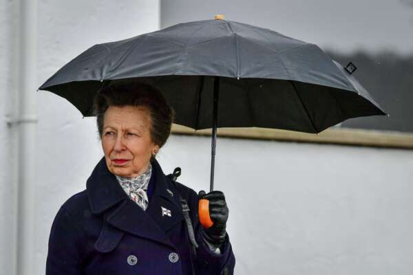 Incoronazione di Re Carlo, l’attacco della principessa Anna: “No alla monarchia snella”