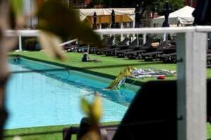 Roma, bambino morto annegato in piscina. Trovato dopo 40 minuti, la tragedia ripresa dalle telecamere