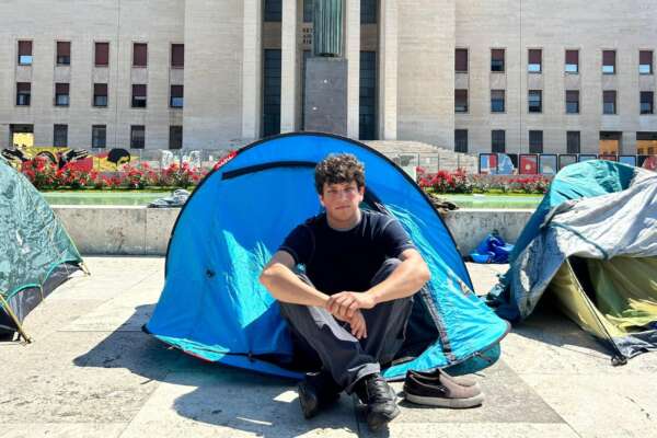 Affitti alle stelle, cari studenti imparate a fare sacrifici: ve le ricordate le tende del Belice?