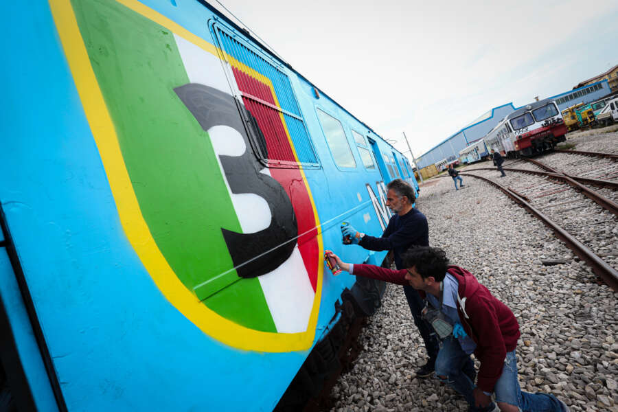 Foto Alessandro Garofalo/LaPresse 29-04-2023 Napoli, Italia – Festa scudetto: un treno azzurro porterà i tifosi al Maradona 
Sul convoglio il disegno del titolo e due grandi scritte 

April  29, 2023 Naples  Italy – News – 
In the photo: Scudetto party: a blue train will take the fans to Maradona
On the convoy the drawing of the title and two large writings