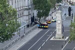 Londra, auto si schianta contro i cancelli di Downing Street