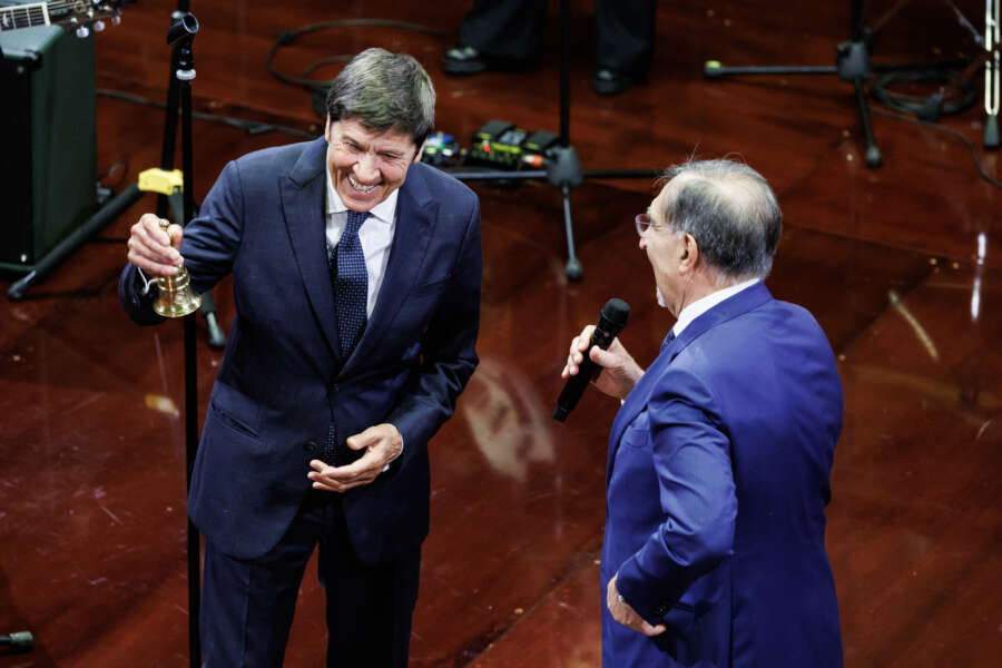 Foto Roberto Monaldo / LaPresse
08-05-2023 Roma
Politica
Senato – Cerimonia per il 75mo anniversario dalla prima seduta 
Nella foto Gianni Morandi riceve la campanella del Senato dal presidente Ignazio La Russa

Nella foto
08-05-2023 Rome (Italy)
Politics
Senate – Ceremony for the 75th anniversary of the first sitting
In the pic Gianni Morandi, Ignazio La Russa