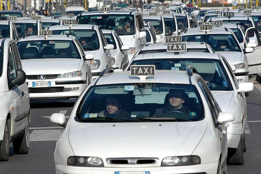 Licenze taxi, Corte di Giustizia europea boccia le limitazioni: “Sono illegittime”, precedente storico a Barcellona