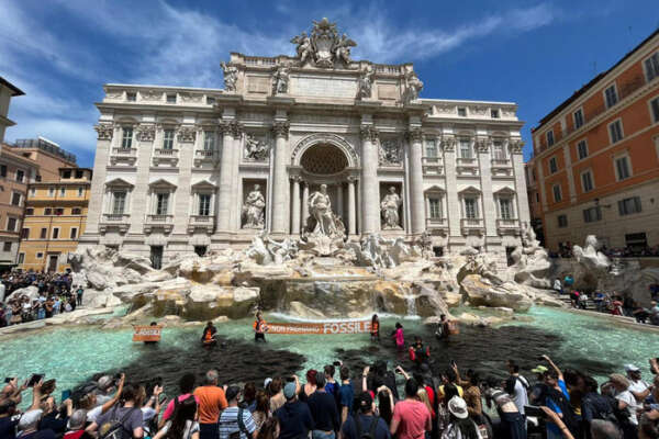 Roma, nuovo blitz degli ambientalisti: liquido nero dentro la Fontana di Trevi