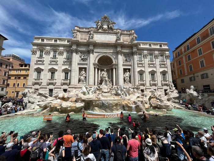 Roma, nuovo blitz degli ambientalisti: liquido nero dentro la Fontana di Trevi
