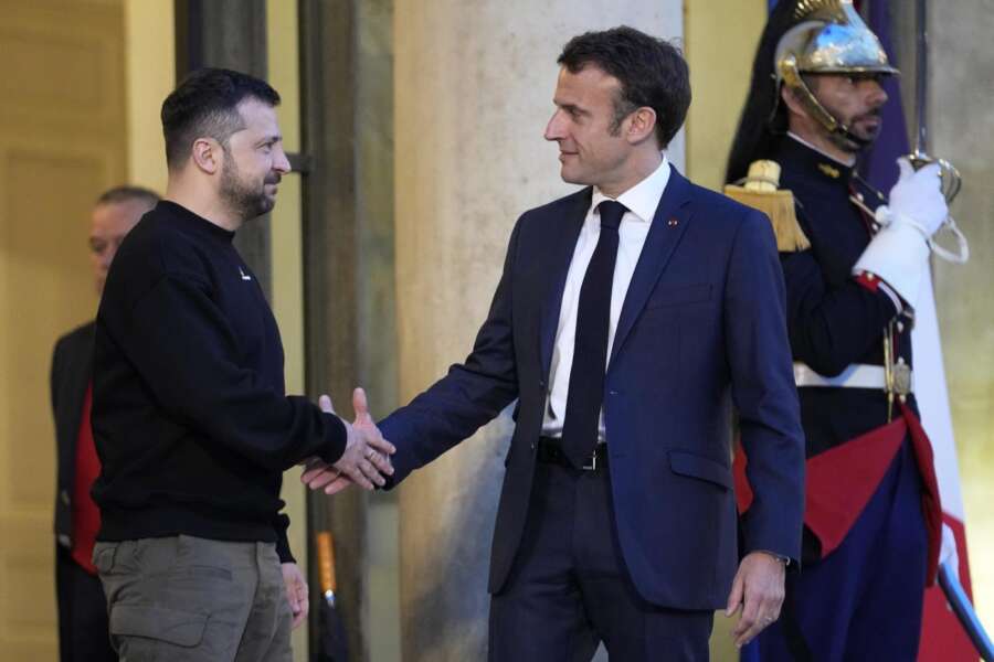 Ucraina, aiuti militari a Kiev da Francia e Germania. Macron: “Invieremo missili a lungo raggio SCALP”