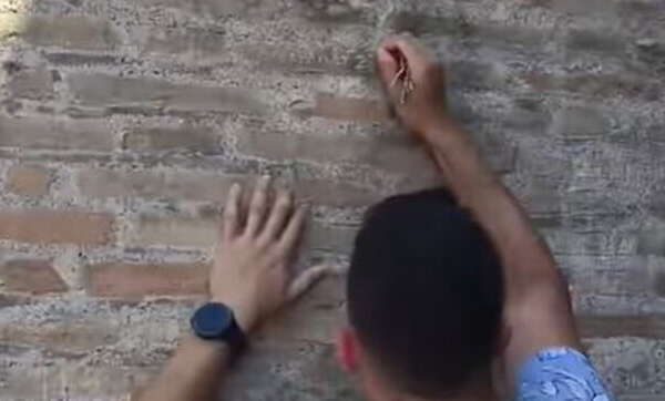 Roma, l’incredibile lettera di scuse del turista che ha inciso il nome sul Colosseo: “Non sapevo fosse antico”