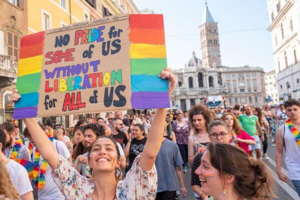 Roma Pride, la Regione Lazio revoca il patrocinio. Scalfarotto: “Siamo fuori dal mondo”. Le reazioni