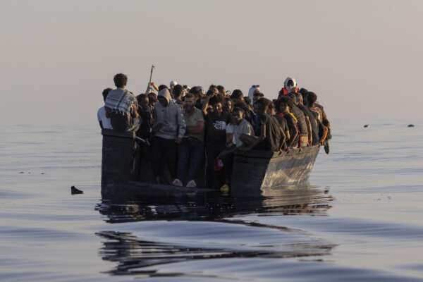 Migranti, continuano gli sbarchi: arrivate stanotte a Lampedusa altre 252 persone | Hotspot sovraffollato da 3.279 migranti