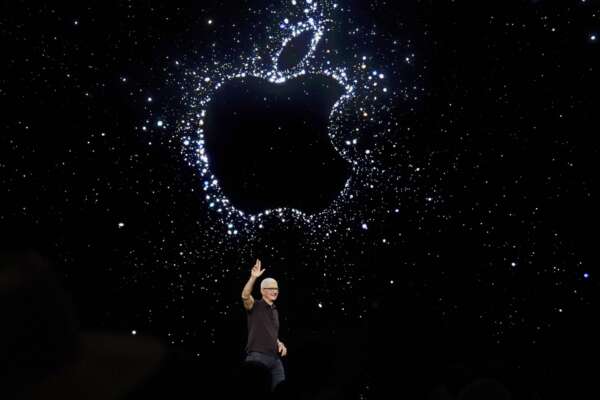 Apple immagina il futuro. Oggi il lancio del nuovo visore che unisce intelligenza artificiale e realtà aumentata Apple immagina il futuro. Oggi il lancio del nuovo visore che unisce intelligenza artificiale e realtà aumentata