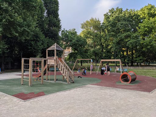 Milano, parco Vergani: uomo afferra bambina di 4 anni e la trascina via. La babysitter sventa il rapimento Milano, parco Vergani: uomo afferra bambina di 4 anni e la trascina via. La babysitter sventa il rapimento