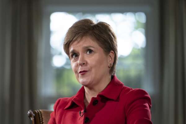 L’ex premier scozzese Nicola Sturgeon arrestata per finanziamento illegale del suo partito