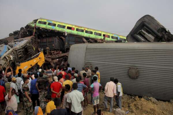 Scontro tra 3 treni, strage in India: quasi 300 morti e oltre 900 feriti, persone intrappolate nei vagoni