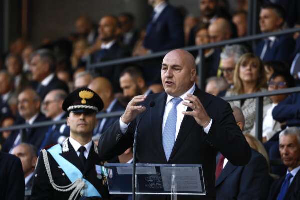 Crosetto. Liberata la nave turca sequestrata | Era in mano a 15 migranti | Forze speciali a bordo