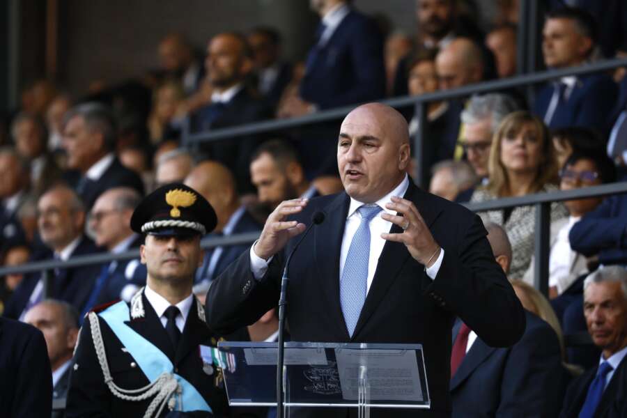 Crosetto. Liberata la nave turca sequestrata | Era in mano a 15 migranti | Forze speciali a bordo