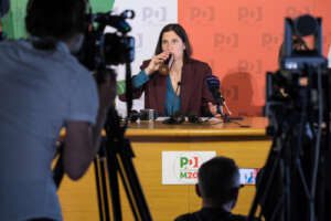 Il Pd torna a fare notizia, il principio di dissesto con Ciani e la controffensiva di De Luca: “Schlein ci ha rianimati…” Il Pd torna a fare notizia, il principio di dissesto con Ciani e la controffensiva di De Luca: “Schlein ci ha rianimati…”