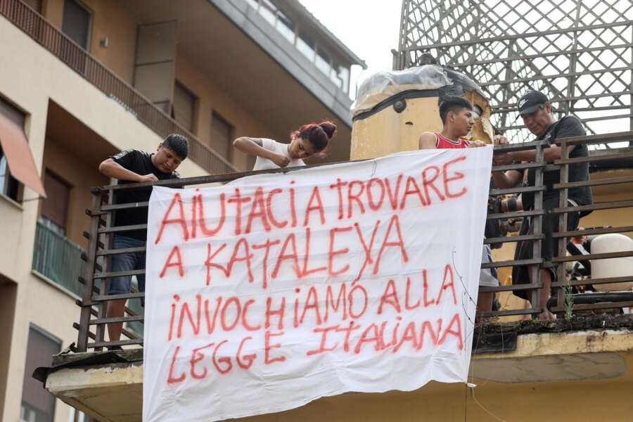 Firenze, scomparsa Kata: gli sgombrati dall’hotel Astor adesso in periferia, gli abitanti protestano | Un bambino grida: “Basta!” poi qualcuno si lancia dal balcone