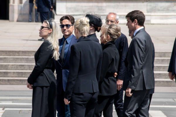 Foto Claudio Furlan/LaPresse14 – 06 – 2023 Milano , Italia – Cronaca – 
Funerali di Stato per Silvio Berlusconi nel Duomo di Milano 
Nella foto : il feretro con Marta Frascina.Eleonora Berlusconi.Luigi Berlusconi,Marina BerlusconiPhoto Claudio Furlan/LaPresse14 – 06 – 2023 Milano , Italy – News – State funeral for Silvio Berlusconi in the Milan Cathedral
In the pictures : the coffin with Marta Frascina.Eleonora Berlusconi.Luigi Berlusconi,Marina Berlusconi