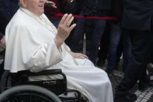 Papa Francesco lascia il Gemelli: “Ancora vivo, dolore per naufragio migranti”, colloquio con medico malato