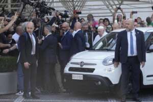 Papa Francesco lascia il Gemelli: “Ancora vivo, dolore per naufragio migranti”, colloquio con medico malato