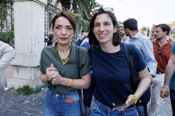 La doppia vita di Schlein: la Elly gruppettara e movimentista ‘sfida’ la parlamentare nonché segretaria del Pd La doppia vita di Schlein: la Elly gruppettara e movimentista ‘sfida’ la parlamentare nonché segretaria del Pd