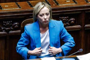 Meloni tra migranti, tassi Bce e ruolo internazionale dell’Italia: “Non saremo campo profughi, basta austerità, noi credibili all’estero”