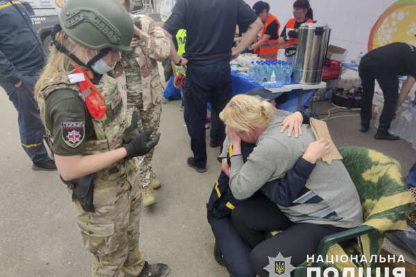 Putin accoglie il cardinale Zuppi bombardando ristorante e uccidendo civili in Ucraina: la missione impossibile di Don Matteo