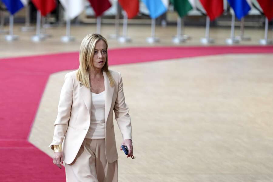 Cattive notizie (almeno due) da Bruxelles: tira una brutta aria per la Meloni comiziesca