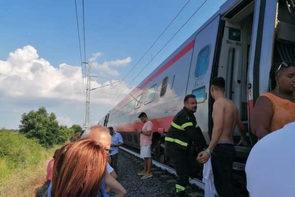 Fracciargento si blocca dopo partenza da Roma, inferno e malori nelle carrozze: ritardi alta velocità fino a tre ore