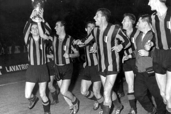 ©Publifoto/Lapresse
27-05-1964 Vienna, Austria
Calcio
Finale Coppa Campioni Real Madrid-Internazionale 3-1
Nella foto : SANDRO MAZZOLA e MARIOLINO CORSO alzano la coppa Campioni. ©Publifoto/Lapresse
27-05-1964 Vienna, Austria
Calcio
Finale Coppa Campioni Real Madrid-Internazionale 3-1
Nella foto : SANDRO MAZZOLA e MARIOLINO CORSO alzano la coppa Campioni.