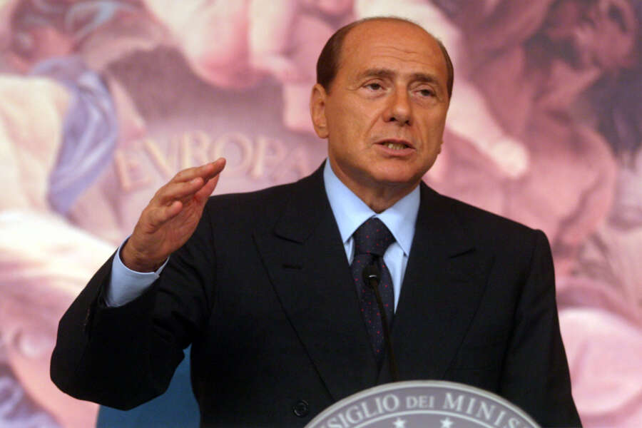 © Marco Merlini / LaPresse
17-09-2004   Roma
Politica
Palazzo Chigi – Conferenza stampa al termine del Consiglio dei Ministri
Nella foto  Silvio Berlusconi