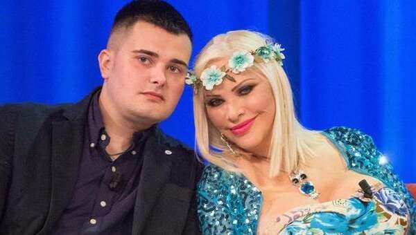 Roma, Cicciolina denuncia il figlio: “Mi ha minacciata con un taser per i soldi” | Il giudice: “Divieto di dimora a Roma (con la madre) e obbligo di recarsi al SerD”