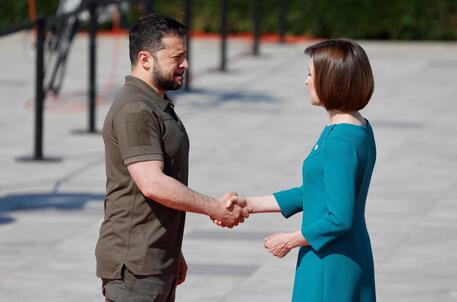 President of Moldova Maia Sandu greets President of Ukraine Volodymyr Zelensky