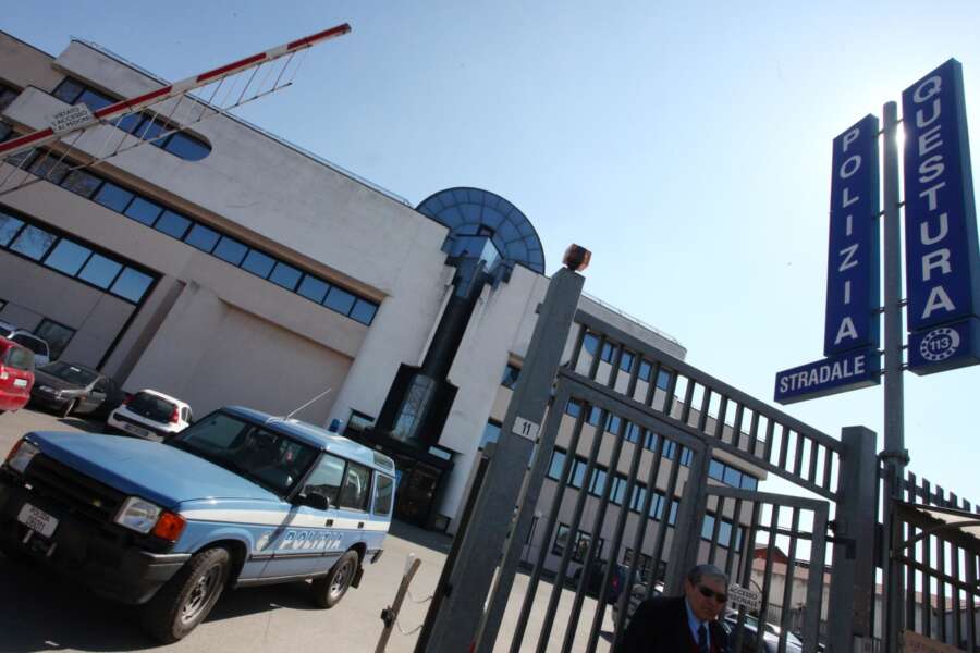 Poliziotti arrestati per tortura in Questura, migranti e clochard picchiati, costretti a rotolarsi nell’urina e “usati come stracci”