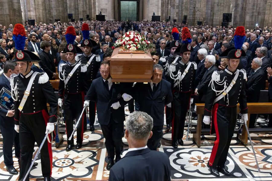 La diretta tv dei funerali di Berlusconi corona il percorso dell’ideatore della Politica Pop