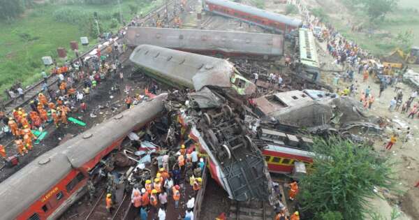 Colisión de 3 trenes en India: casi 300 muertos y más de 900 heridos, atrapados en los vagones