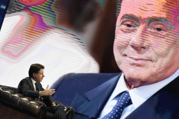 GIUSEPPE CONTE PRESIDENTE M5S SULLO SCHERMO SILVIO BERLUSCONI