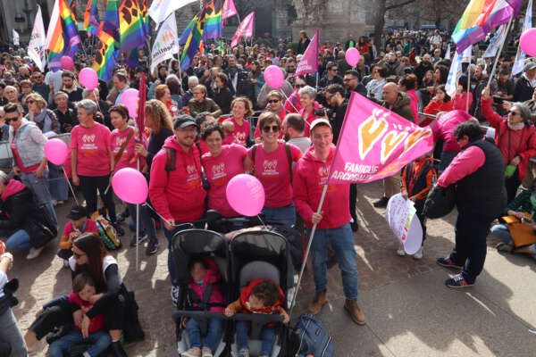 PRESIDIO  GIU LE MANI DAI NOSTRI FIGLI  ORGANIZZATO DA ARCIGAY  FAMIGLIE ARCOBALENO ASSOCIAZIONE GENITORI OMOSESSUALI