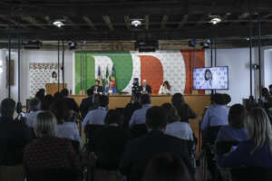ELLY SCHLEIN SEGRETARIA PD, STEFANO BONACCINI PRESIDENTE PD, CHIARA GRIBAUDO PD  SULLO SCHERMO ELLY SCHLEIN SEGRETARIA PD